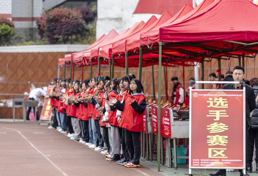 参与服务的学生在贵州省黔西市中等职业技术学校等待参赛选手就位。