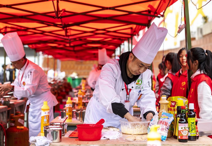 参赛选手在贵州省黔西市中等职业技术学校调制食材。