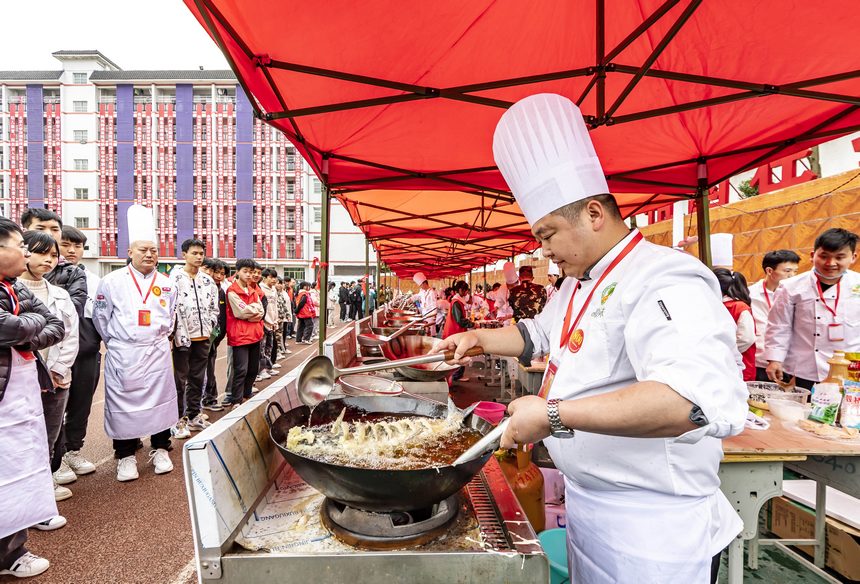 参赛选手在贵州省黔西市中等职业技术学校烹饪参赛作品。