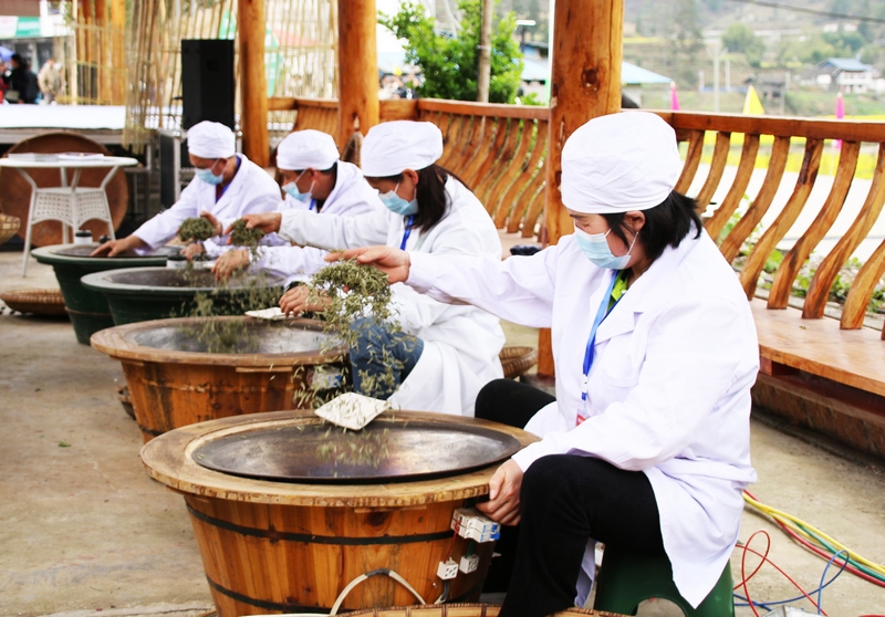 4月1日,印江土家族苗族自治縣洋溪鎮斗茶大賽現場,炒茶師傅比拼手工制茶。左禹華攝