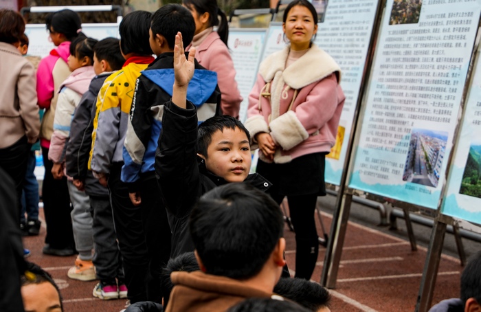 學生踴躍舉手互動。