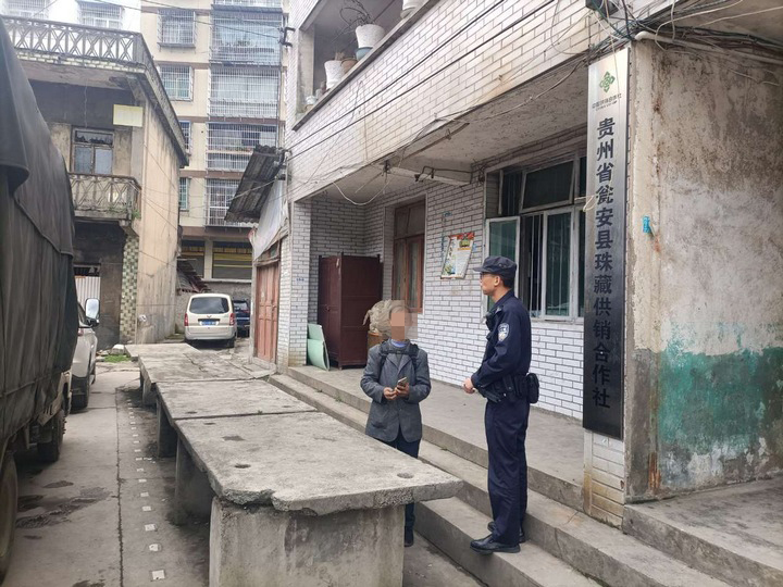 圖為現場了解報警人被騙情況。