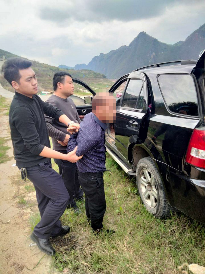 圖為抓獲違法嫌疑人。