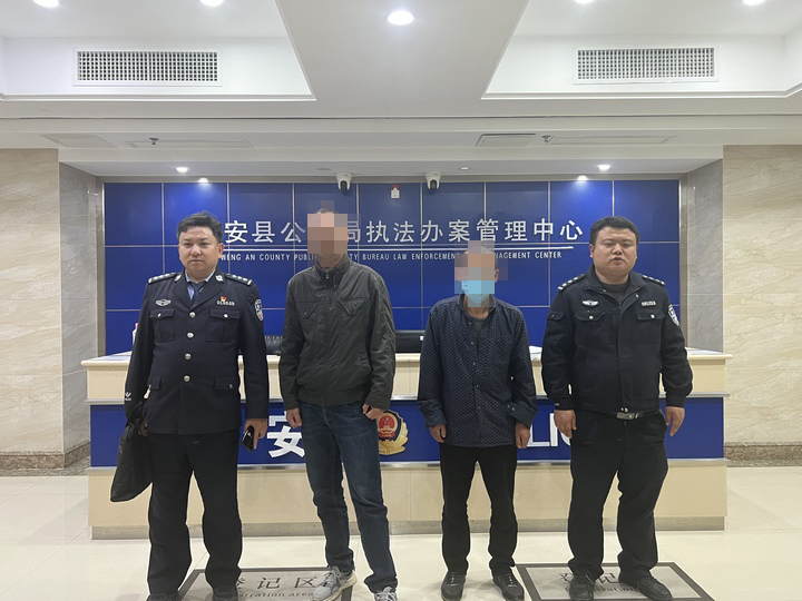 圖為依法將違法嫌疑人行政拘留。