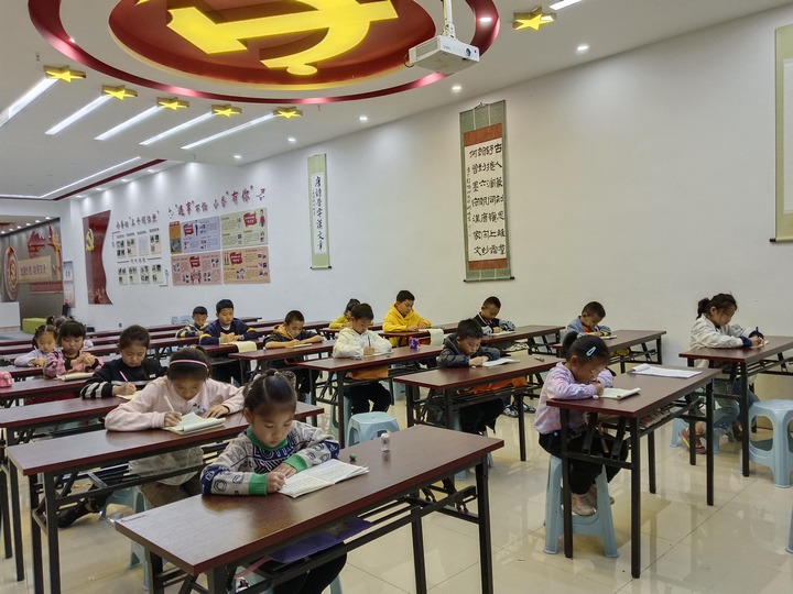 香林美域小區黨群服務站內，孩子們正在進行書法培訓。