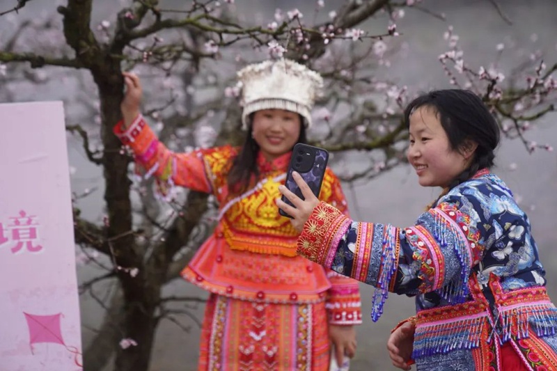 图片（2）游客们着民族服饰拍照打卡