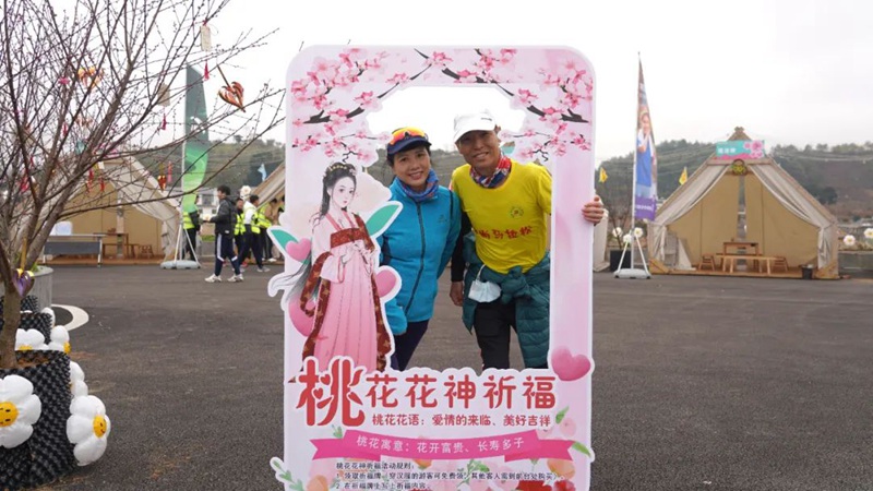 图片（2）游客们着民族服饰拍照打卡