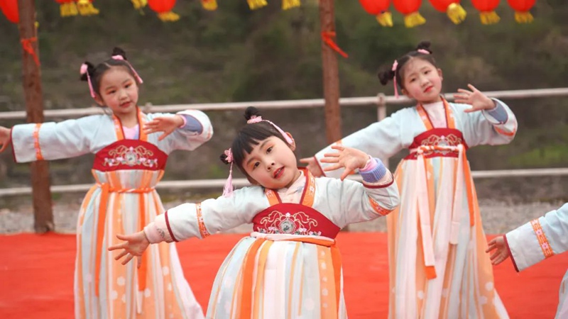 图片（4）桃花节现场小演员们进行舞蹈表演