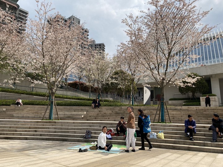 市民在饮马湖游玩。