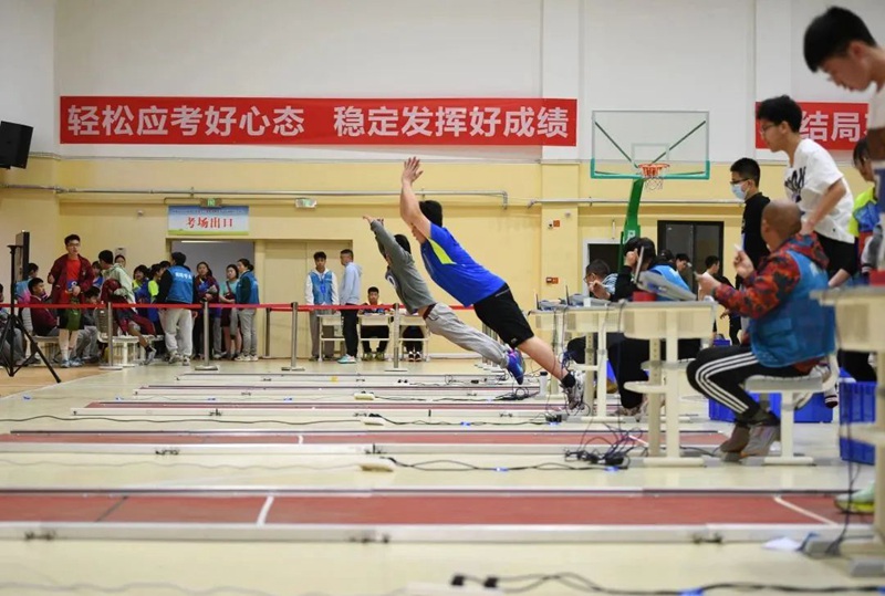 立定跳远模拟测试。
