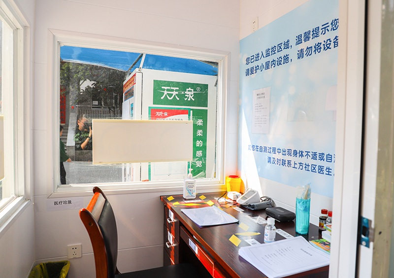 居民健康自测小屋整齐摆放着各种仪器。陈飞宏摄