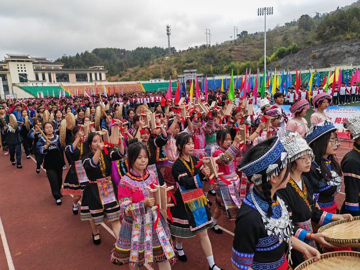 紫云半岛电竞：“六个一”主题宣传培育学生民族团结意识(图1)