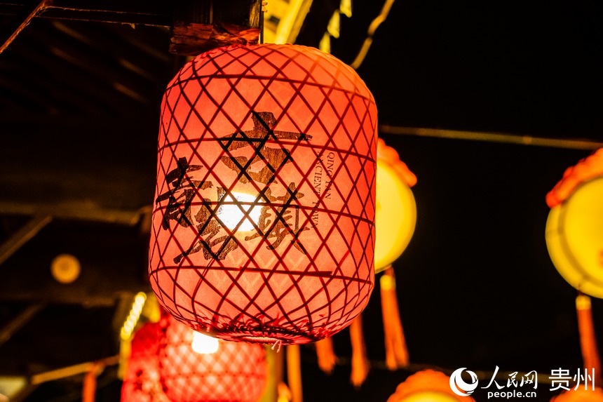 青岩古鎮內挂滿了帶有地方特色的燈籠。人民網 陽茜攝
