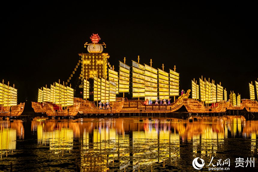 青岩古镇外布置龙舟样式的花灯丰富夜间旅游业态。人民网 阳茜摄