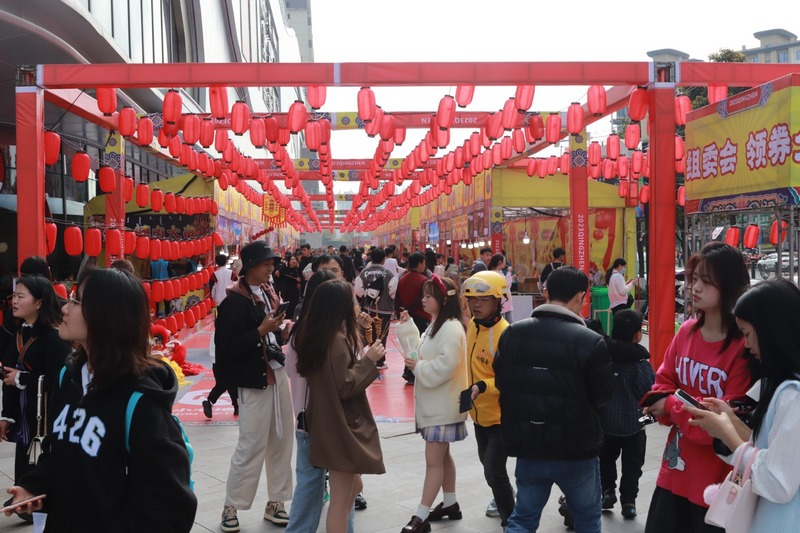4月1日，吾悦广场丰富的活动吸引大量消费者 (杨燕华 摄).jpg