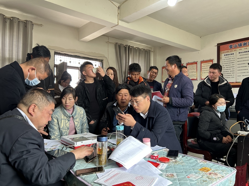 工行毕节威宁支行组建对外服务小组到乡镇为果农办理贷款。