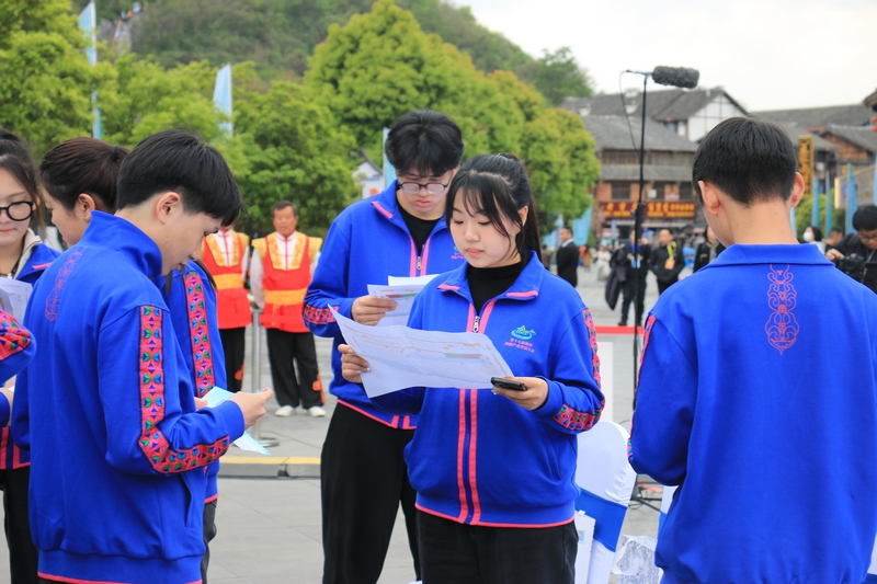 1、贵师大志愿者为旅发大会增添了一抹亮丽的青春色彩。