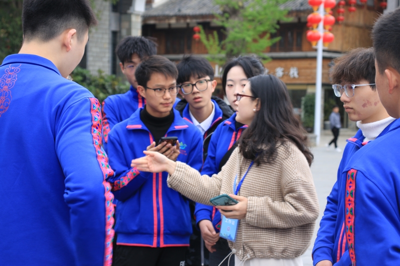 2、贵师大志愿者为旅发大会增添了一抹亮丽的青春色彩。