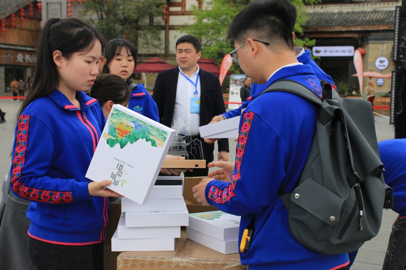 4、贵师大志愿者为旅发大会增添了一抹亮丽的青春色彩。