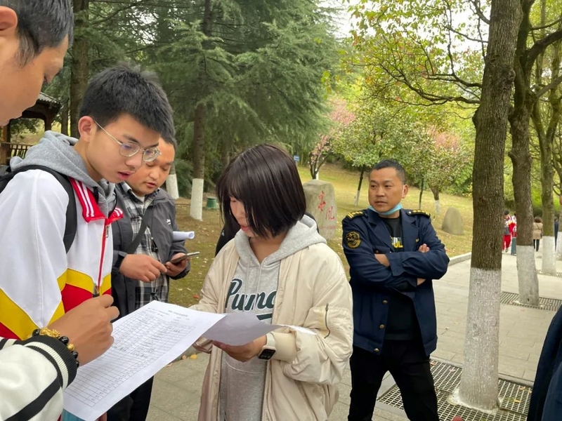 贵阳市第一中学开展定制专线免费试乘体验。