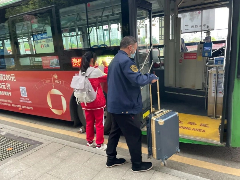 贵阳市第一中学开展定制专线免费试乘体验。