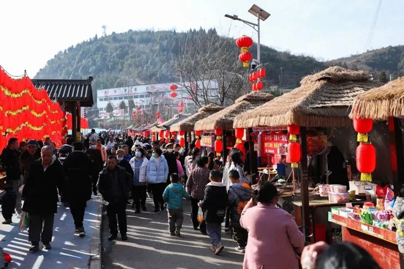 6 春节期间，金华镇翁井村热闹的小吃街吸引众多游客。
