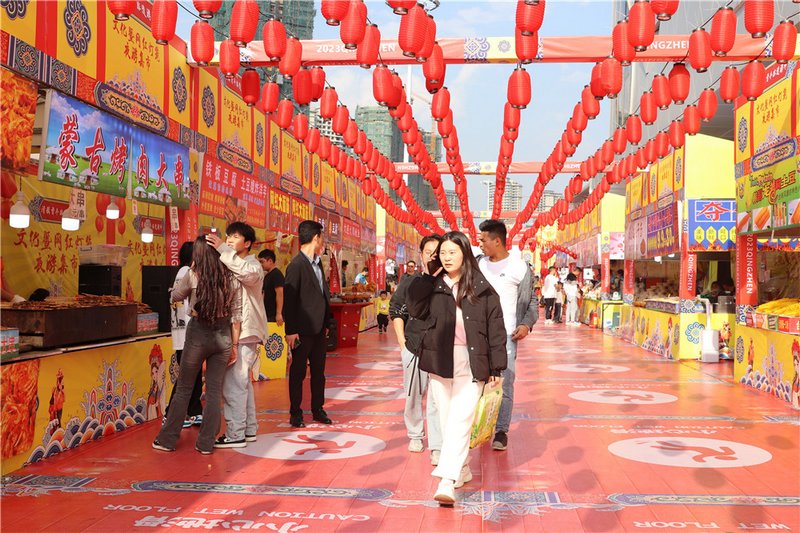 3月31日，2023年文化暨网红灯笼夜游集市在吾悦广场启动。刘晓丽摄