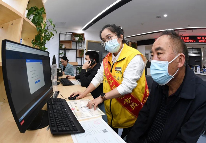 “企业之家”服务专员正指导企业人员自助办理业务。