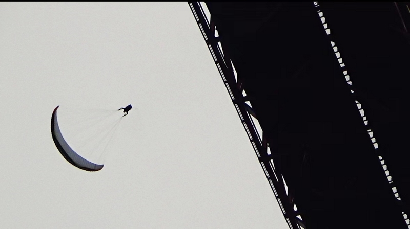 坝陵河大桥滑翔伞特技表演现场。受访者供图