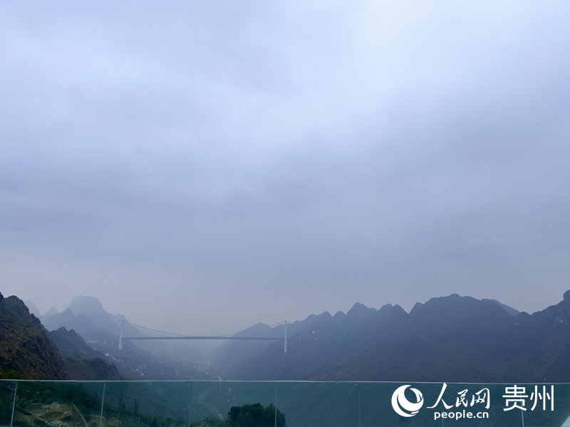 在尧珈·望瀑民宿观景台上看到的桥景。人民网 陈洁泉摄
