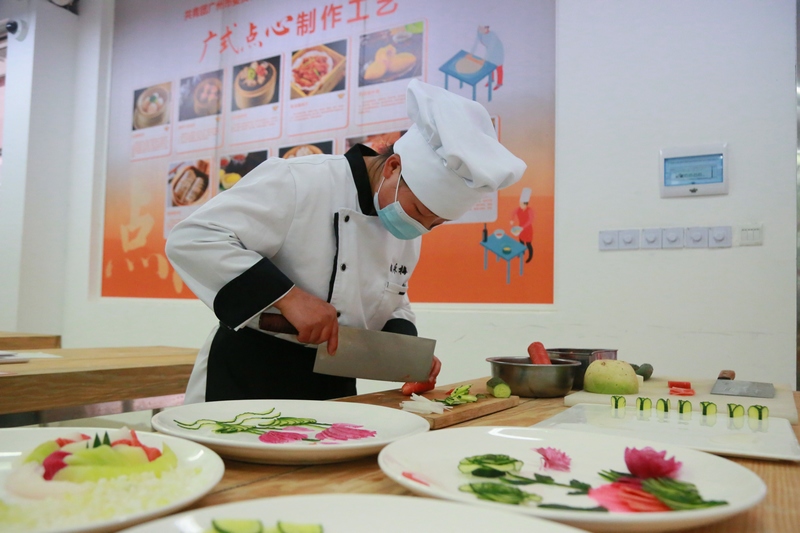 毕节职业技术学院“粤菜师傅”培训班的学生在练习菜品雕花工艺。