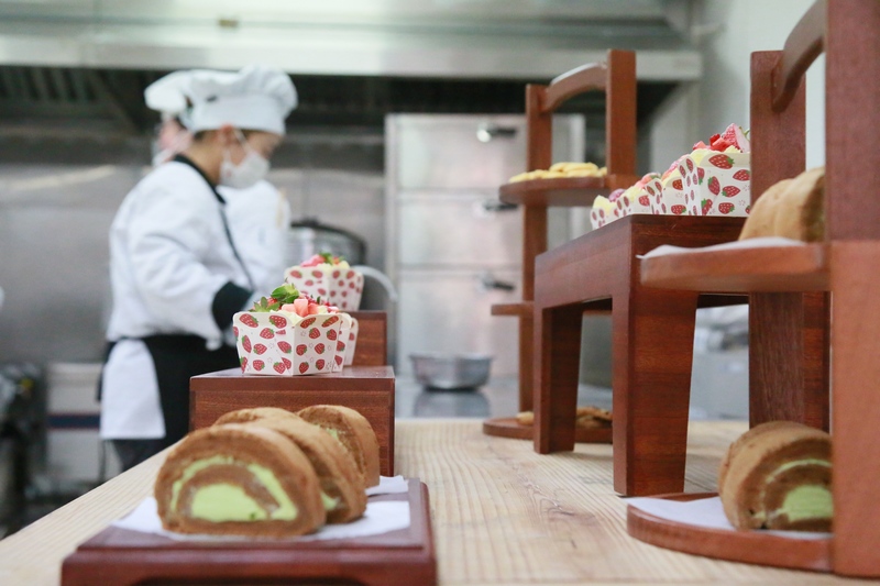 毕节职业技术学院“粤菜师傅”培训班的学生在学习制作甜点。