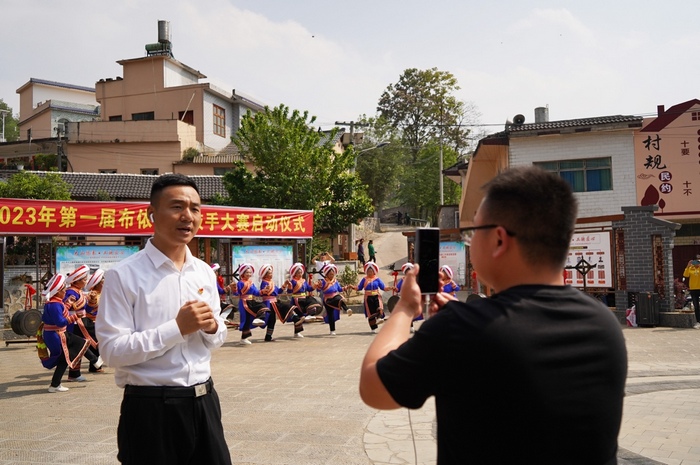 公安部挂職干部姜有亮向網友們介紹了當地農特產。