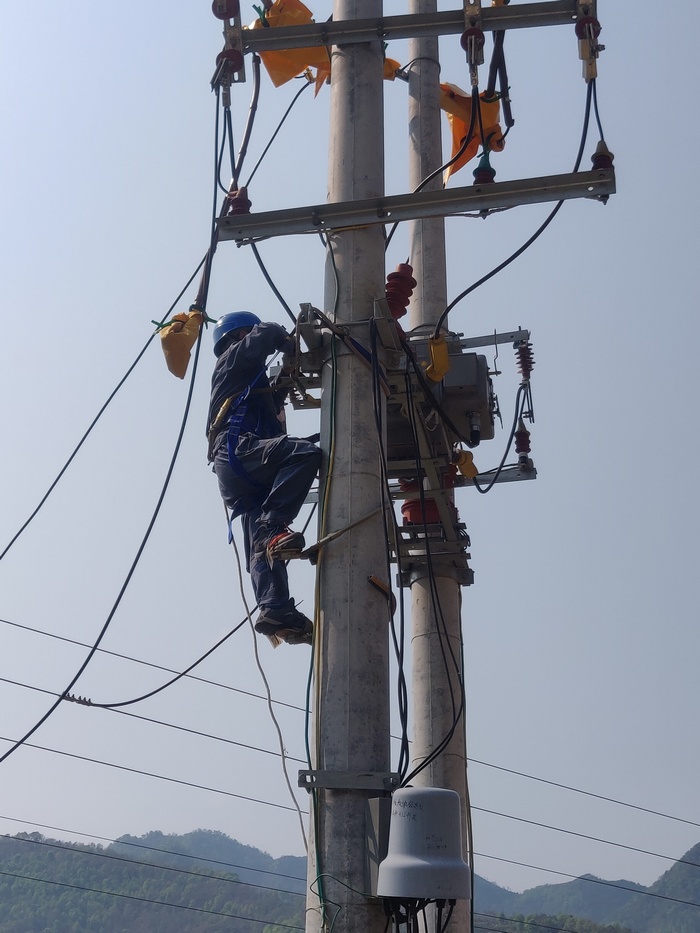 冊亨供電局智能作業人員對控制器進行檢查。