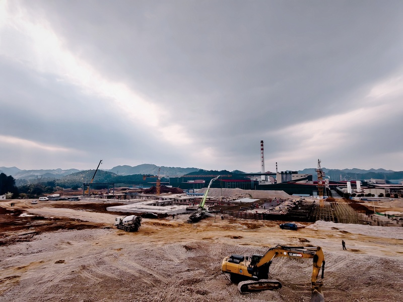 正在火热施工中的黔玻永太二期项目建设现场。炉碧经济开发区供图
