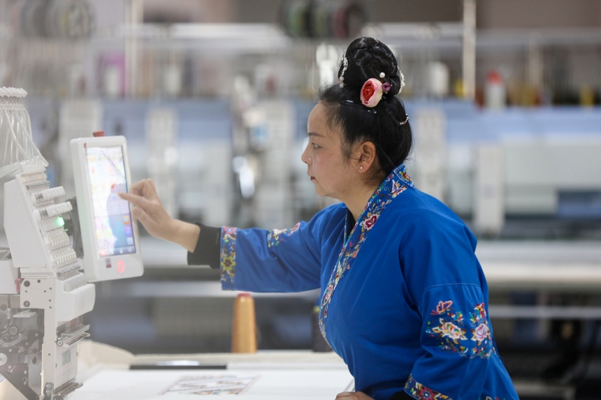 2023年4月12日，贵州省黔东南州施秉县舞水云台旅游商品开发有限公司员工在苗绣智能车间作业。