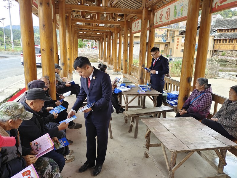 黎平縣檢察院干警深入侗寨開展國家安全宣傳活動。縣檢察院 供圖