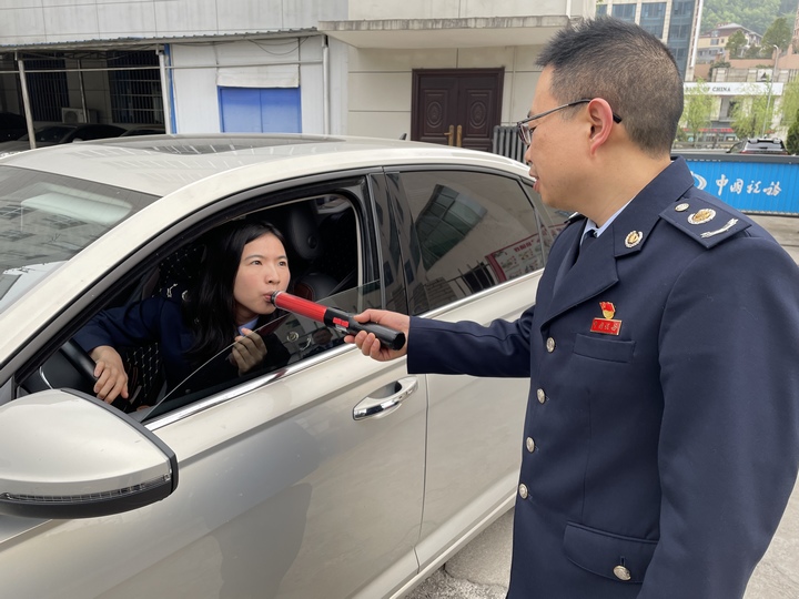 水城区税务局党委纪检组工作人员在第二办公区开展岗前酒精检测。张彧鹏摄
