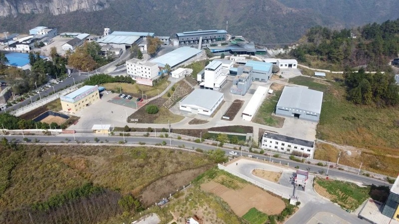 万山银河化工厂区。艾昌春摄