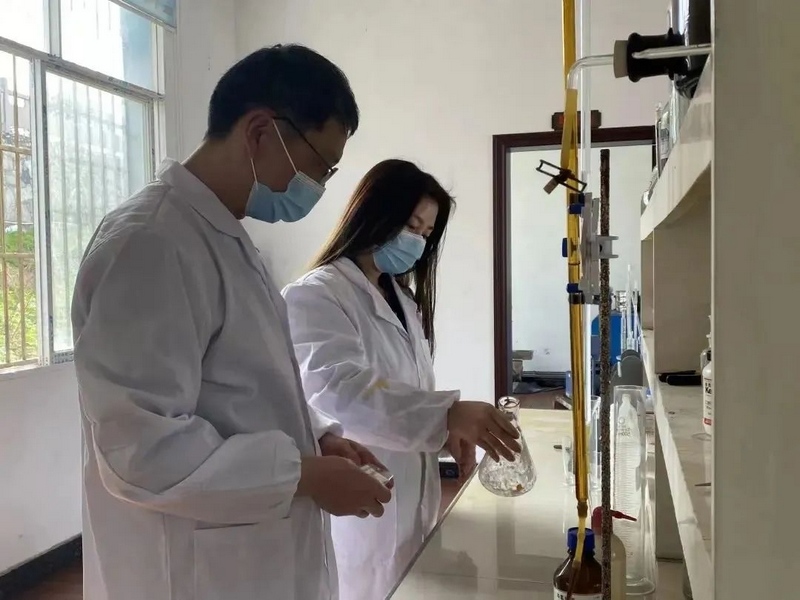 【万山银河化工实验室内，质检员正在进行化学实验。艾昌春摄