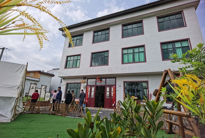游客在“稻香小院”游玩。
