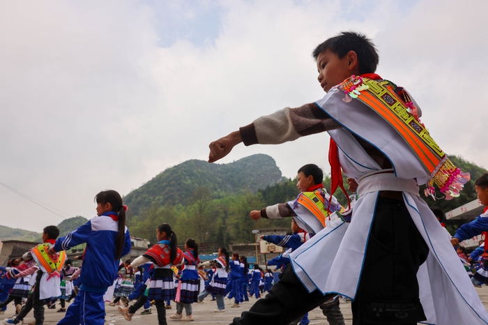 4月12日，贵州省纳雍县猪场乡新春村新寨小学，学生们正在课间练习五步拳。