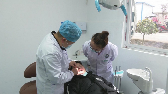 贵定县县域医疗次中心口腔科医师廖子莹为患者诊疗。