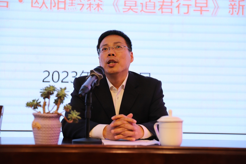 贵州省文艺评论家协会主席颜同林。