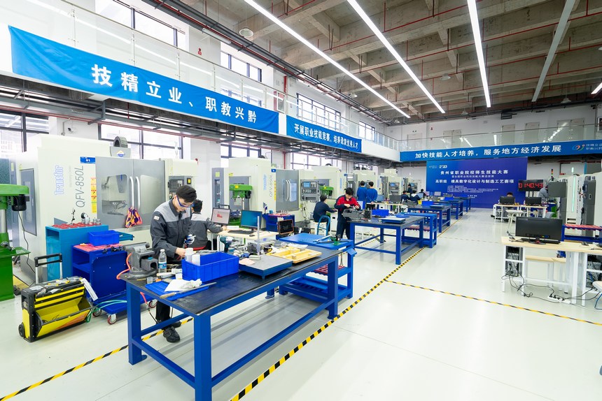 模具数字化与制造工艺赛项(高职组)比赛现场。人民网记者 涂敏摄