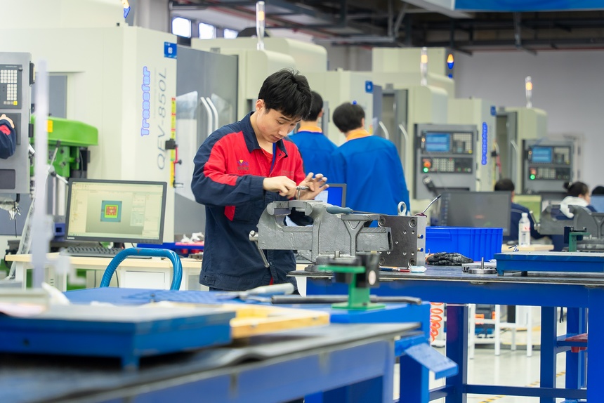 模具数字化与制造工艺赛项(高职组)比赛现场。人民网记者 涂敏摄