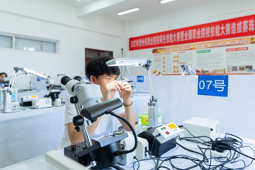 珠宝玉石鉴定赛项(高职组)比赛现场。人民网记者 涂敏摄