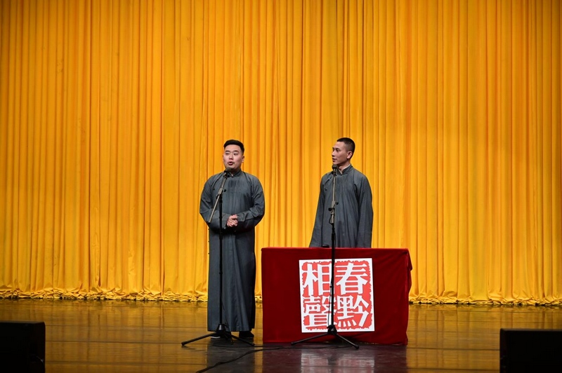 3春黔社“台柱子”洪方舟、李大成表演《笑语欢歌》。