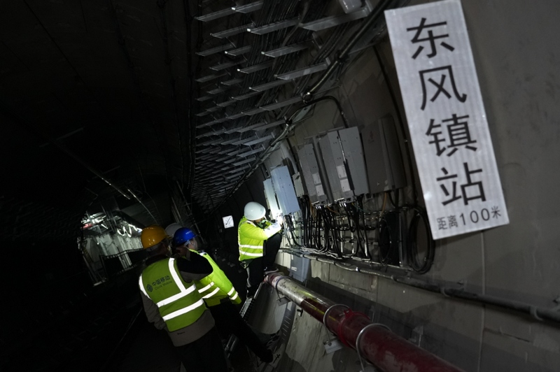 图为贵阳移动工作人员为地铁3号线进行光缆布放及设备安装。图片由贵州移动提供