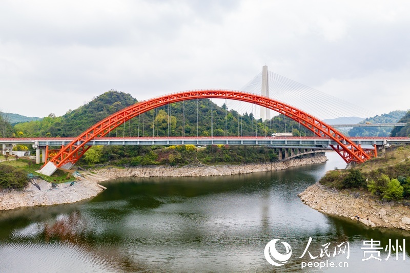 長270米，主跨180米的花魚洞大橋。人民網記者 涂敏攝